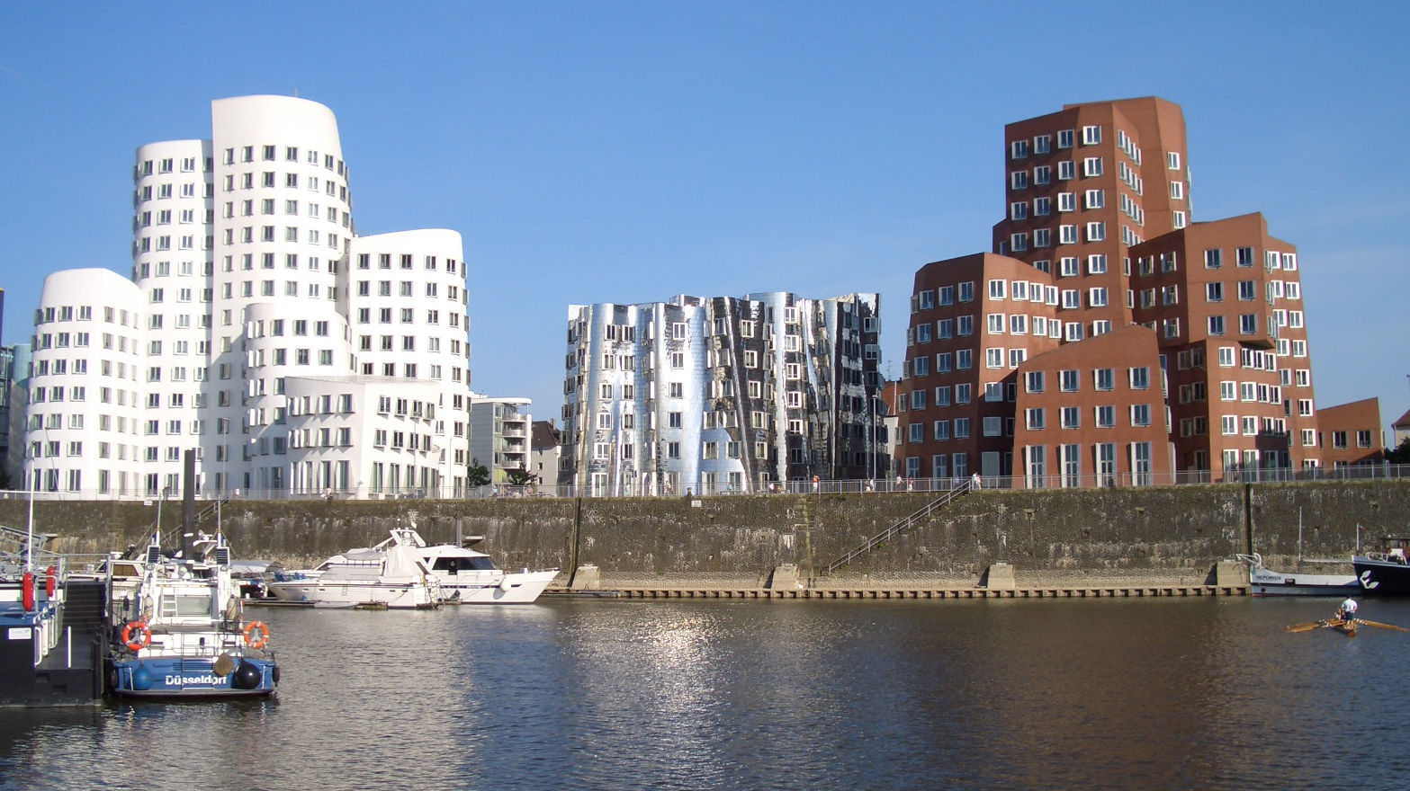 Gehry_photo_office_buildings_river_bank_façade_01_Düsseldorf_Germany_2005-07-27